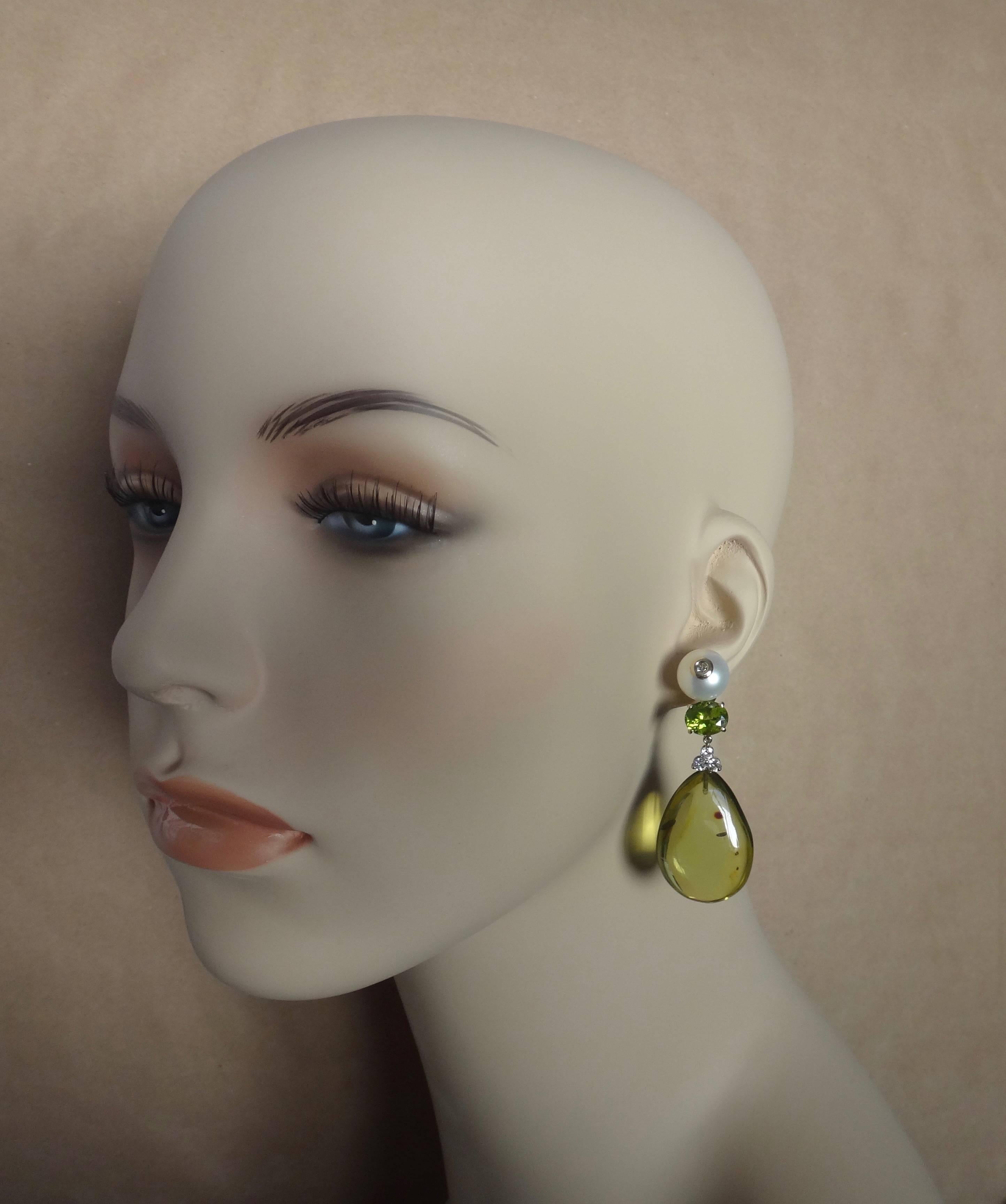 Michael Kneebone Pendants d'oreilles en perles d'ambre vert et diamants Neuf - En vente à Austin, TX