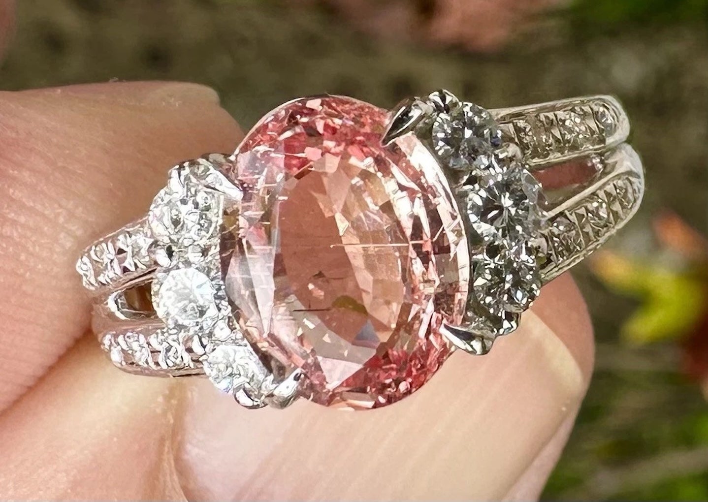 Anello non riscaldato con zaffiro Padparadscha e diamante da 2,12 carati GRS - Splendido! in vendita