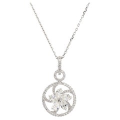 Collier avec pendentif en forme de fleur tourbillonnante, orné d'une poire et d'un diamant taille ronde, en or blanc 18 carats