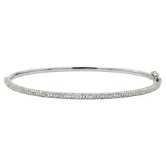 Pulsera tipo brazalete con diamantes de 0,90 quilates en micro-pavé de tres filas, en oro blanco de 18 quilates