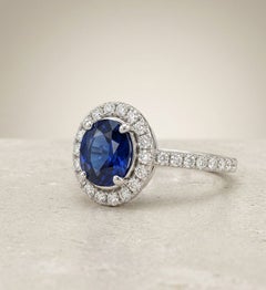 Anello con zaffiro blu ovale da 1,98 carati e diamanti a halo, 18 carati