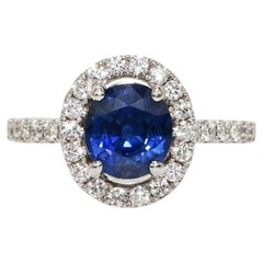 Anello con zaffiro blu ovale da 1,98 carati e diamanti a halo, 18 carati