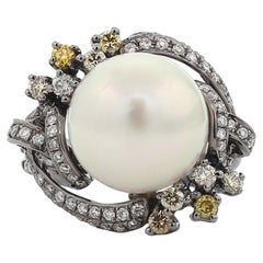 Anello da cocktail in oro bianco 18 carati con perla e diamante giallo fancy