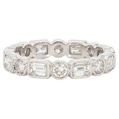 Anello eternity in platino in stile Art Déco con smeraldi e diamanti a taglio rotondo alternati
