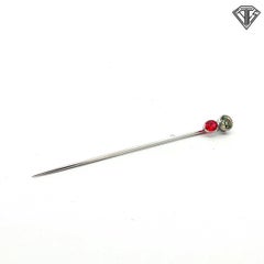 Stecknadel aus der edwardianischen Zeit, aus Platin, mit einem GIA-zertifizierten Chamäleon-Diamanten und einem synthetischen Rubin, um 1910
