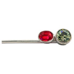 Spilla in platino in stile edoardiano con diamante “Chameleon” certificato GIA e rubino sintetico, 1910 circa