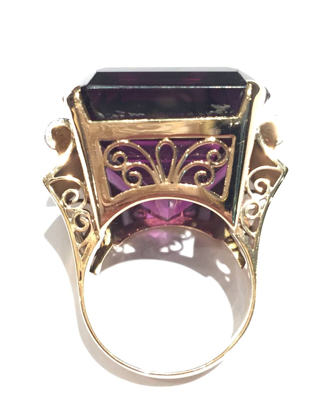 Spectacular 1950s Large Amethyst Gold Cocktail Ring In Excellent Condition In Paris, IDF