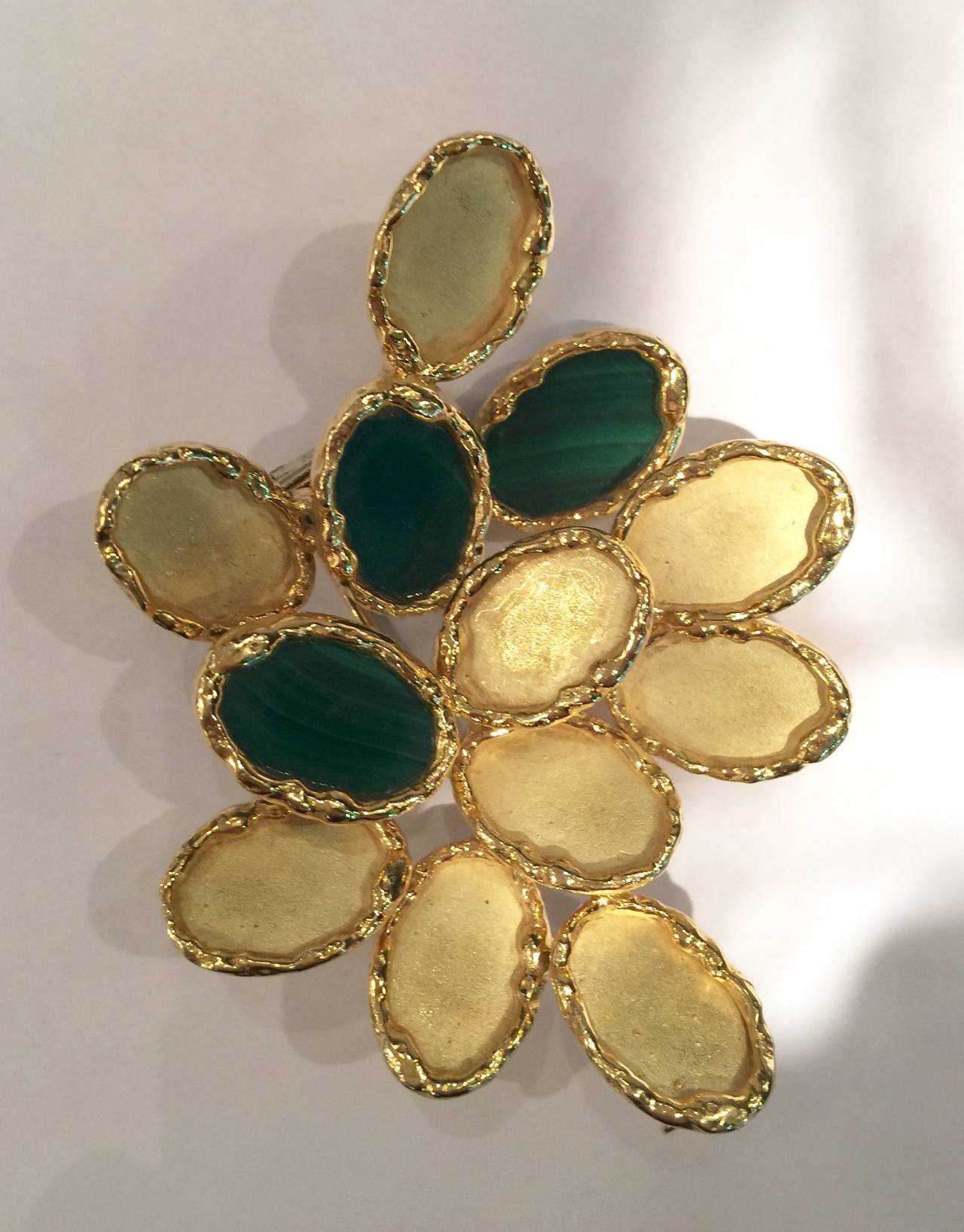 Yellow textured gold 1970's Chaumet brooch, decorated with malachite.
Weight : 27,7 grams.