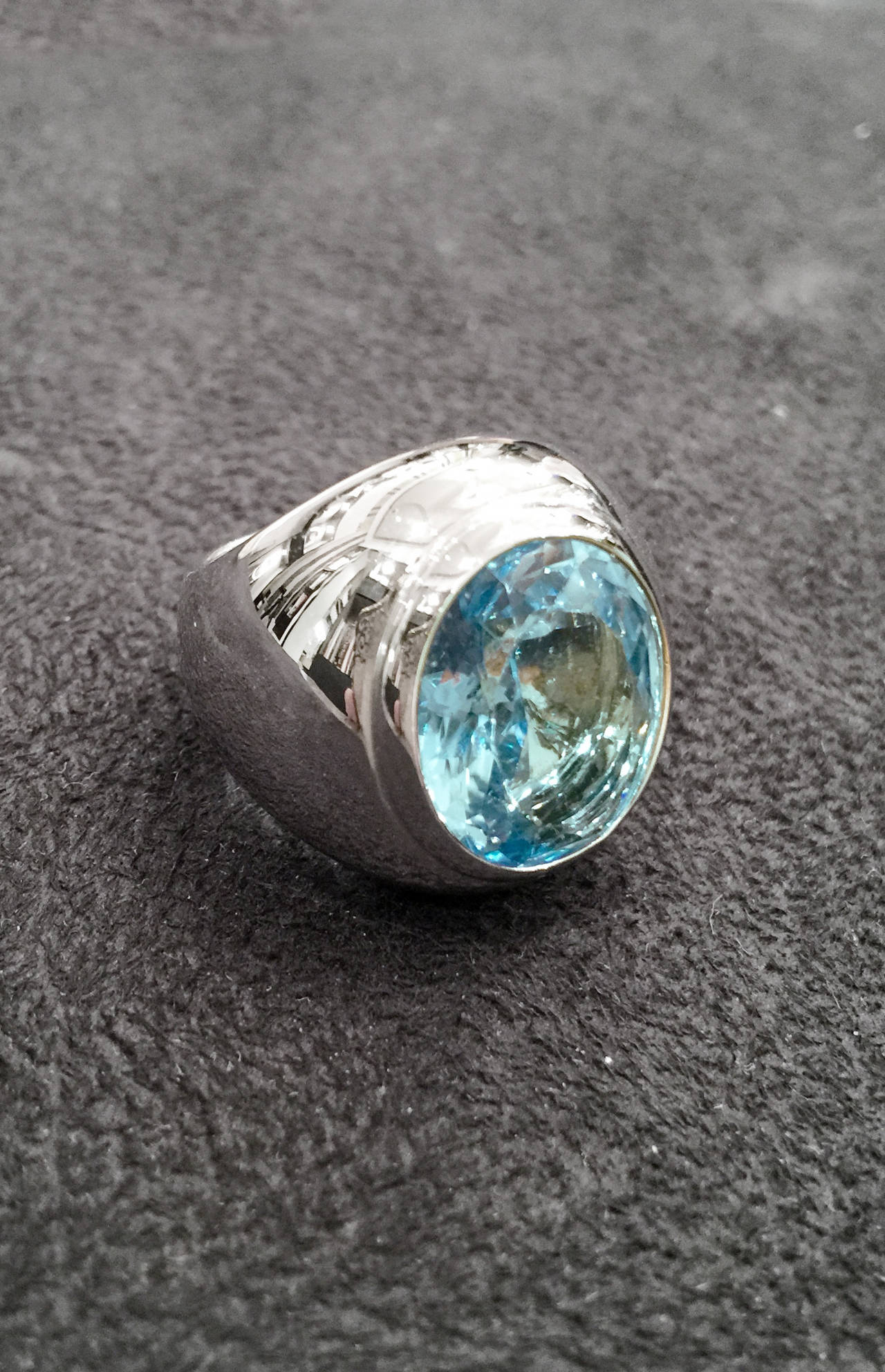 A white gold ring set with an important faceted oval blue topaz.
Signed by Cartier Paris.

Weight: 19.5 grams. Finger size: 52, can be sized.

Circa 1997.
