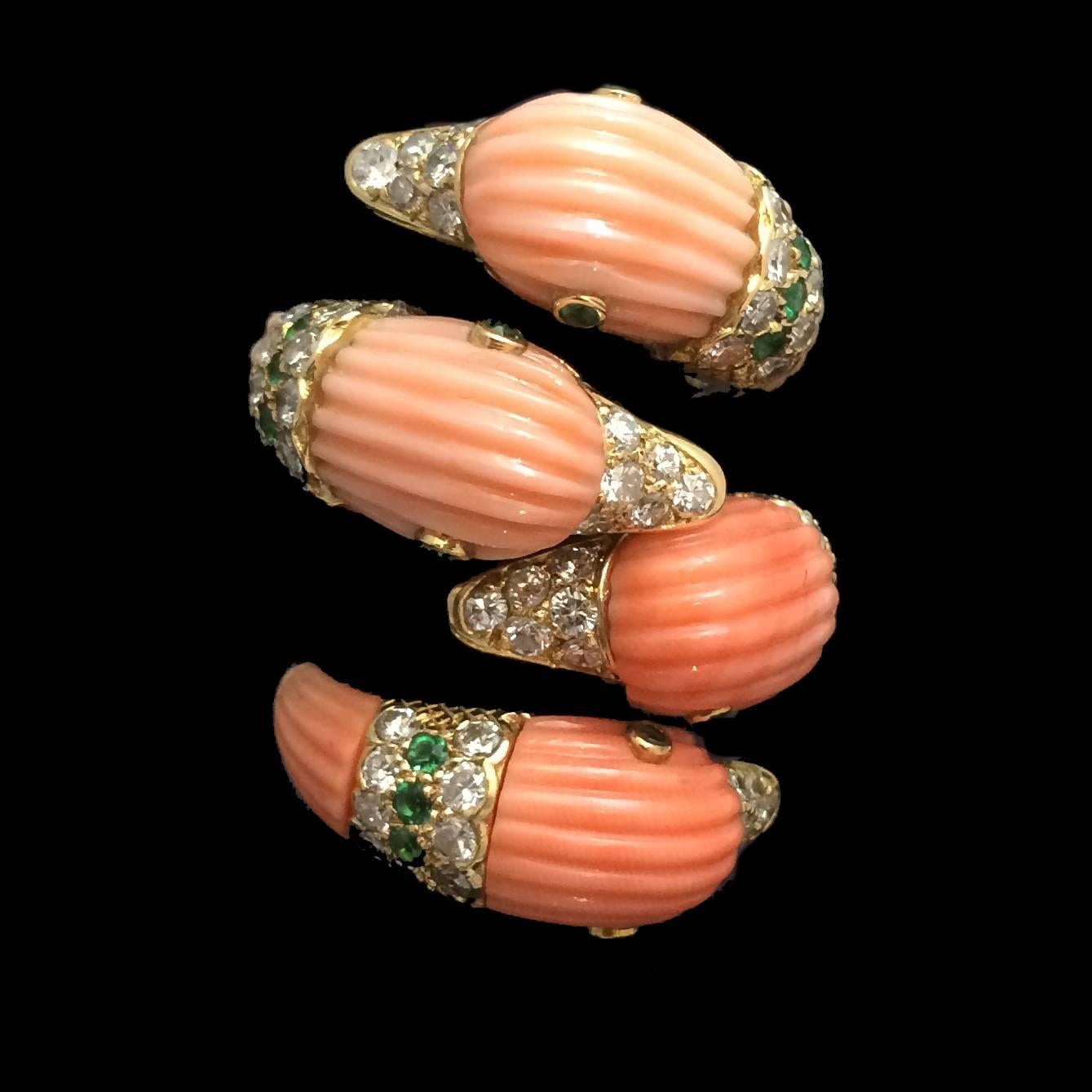 1980s Van Cleef & Arpels Coral Emerald Diamond Gold Ring In Excellent Condition In Paris, IDF