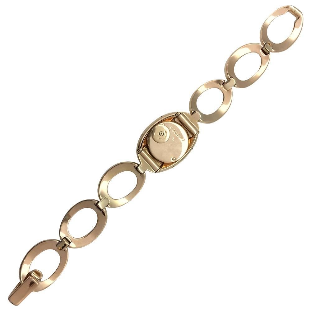 Une montre vintage Cartier en or jaune 750/000 "Baignoire" ; collection réalisée avec des maillons ovales en or jaune 750/000 pour le bracelet. Cadran blanc argenté avec chiffres romains. 
Mouvement à remontage manuel Duoplan avec couronne