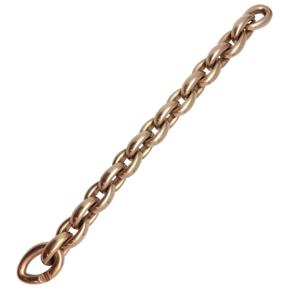 A 750/000 satin pink gold Hermès round link bracelet.
Length: 215 mm.
Width 15 mm.
Weight 130 grammes.
