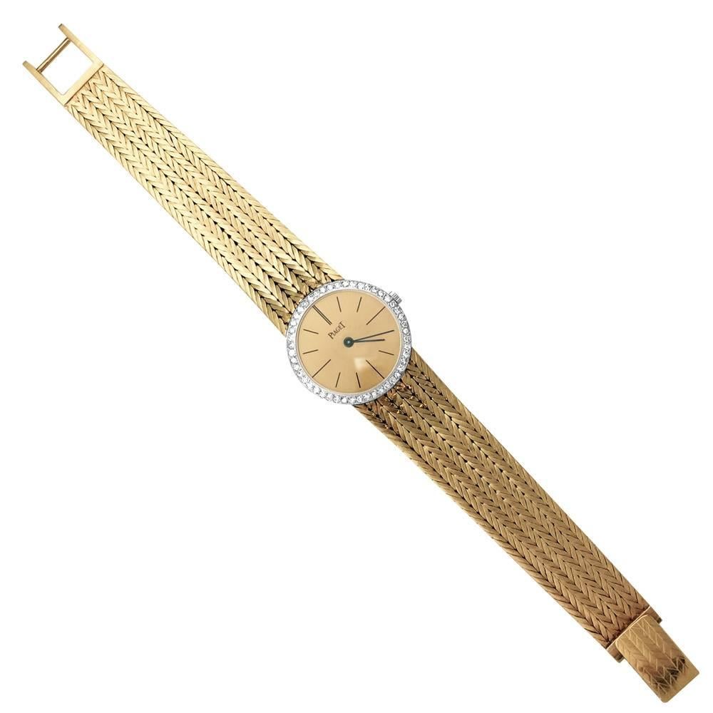 A 750/000 yellow gold vintage Piaget watch from the 1970's. 750/000 white gold bezel set with diamonds, golden dial. Manual winding movement.
Length: 170 mm
Width 23 mm
Style Period 1970

