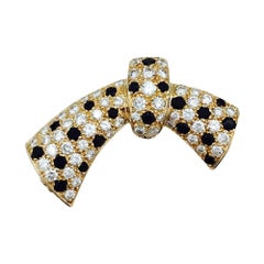 Yellow Gold Van Cleef
Arpels Knot Brooch, Diamonds and Onyx Yellow Gold Van Cleef
Arpels Knot Brooch, Diamonds and Onyx