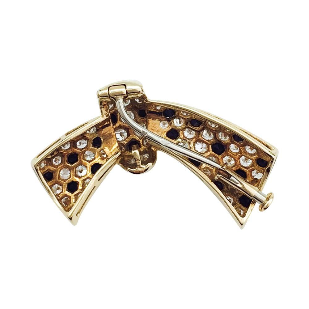 A Van Cleef & Arpels 750/000 yellow gold brooch, in shape of a knot, entirely set with brilliant cut diamonds and onyx.
Can be worn on a necklace.
Dimensions of the brooch: 34 mm x 25 mm. 
Style Period 1987
Référence: 28116
