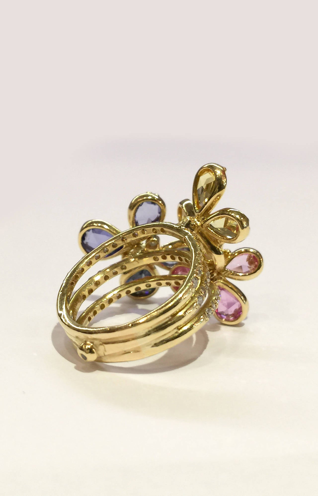 Multi-color sapphire yellow gold ring signed by Temple St Clair. 
Three butterflies set with blue, pink and yellow sapphires.
The three branches of the mounting are set with brilliant-cut diamonds.
Weight : 12.6 grams.
Circa 2008
Size : 7,5