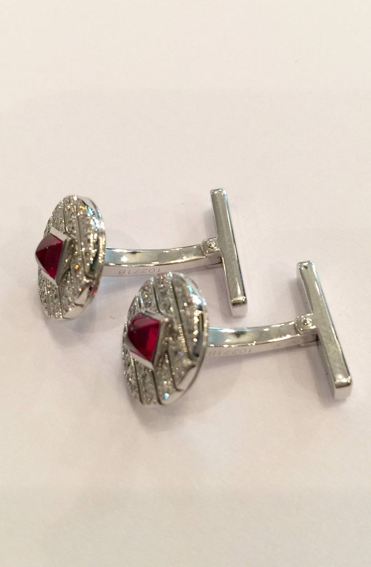 Cartier Cabochon Ruby Diamond Gold Cufflinks In New Condition In Paris, IDF