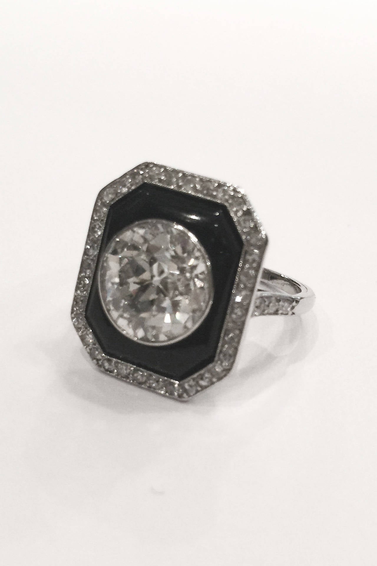 Art Deco Onyx 4 Carat Circular Cut Diamond Platinum Ring In Excellent Condition For Sale In Paris, IDF