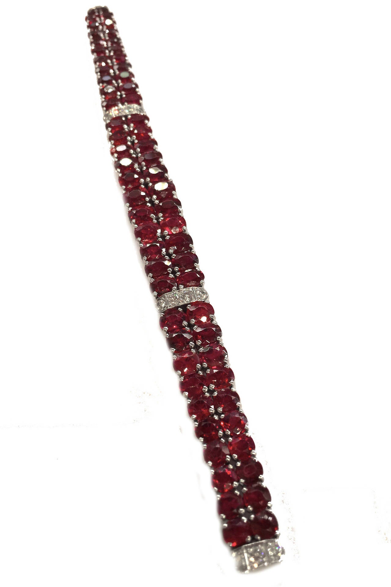 1960's Platinum bracelet, all set with 62 oval shaped red spinel separated with three inserted parts set with brilliant-cut diamonds.
Estimated spinel weight : 75 carats
Weight : 53,9 grams
Length : 180 mm.