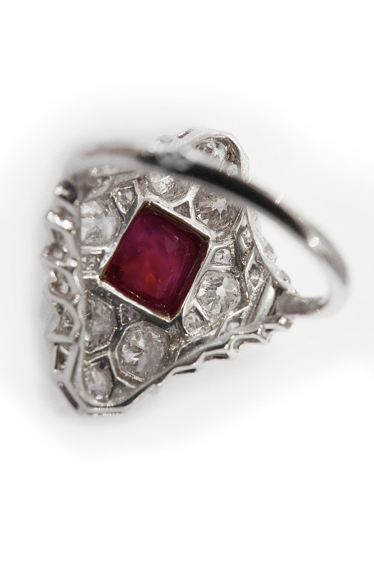 Spectacular Art Deco Ruby Diamond Platinum Ring In Excellent Condition For Sale In Paris, IDF