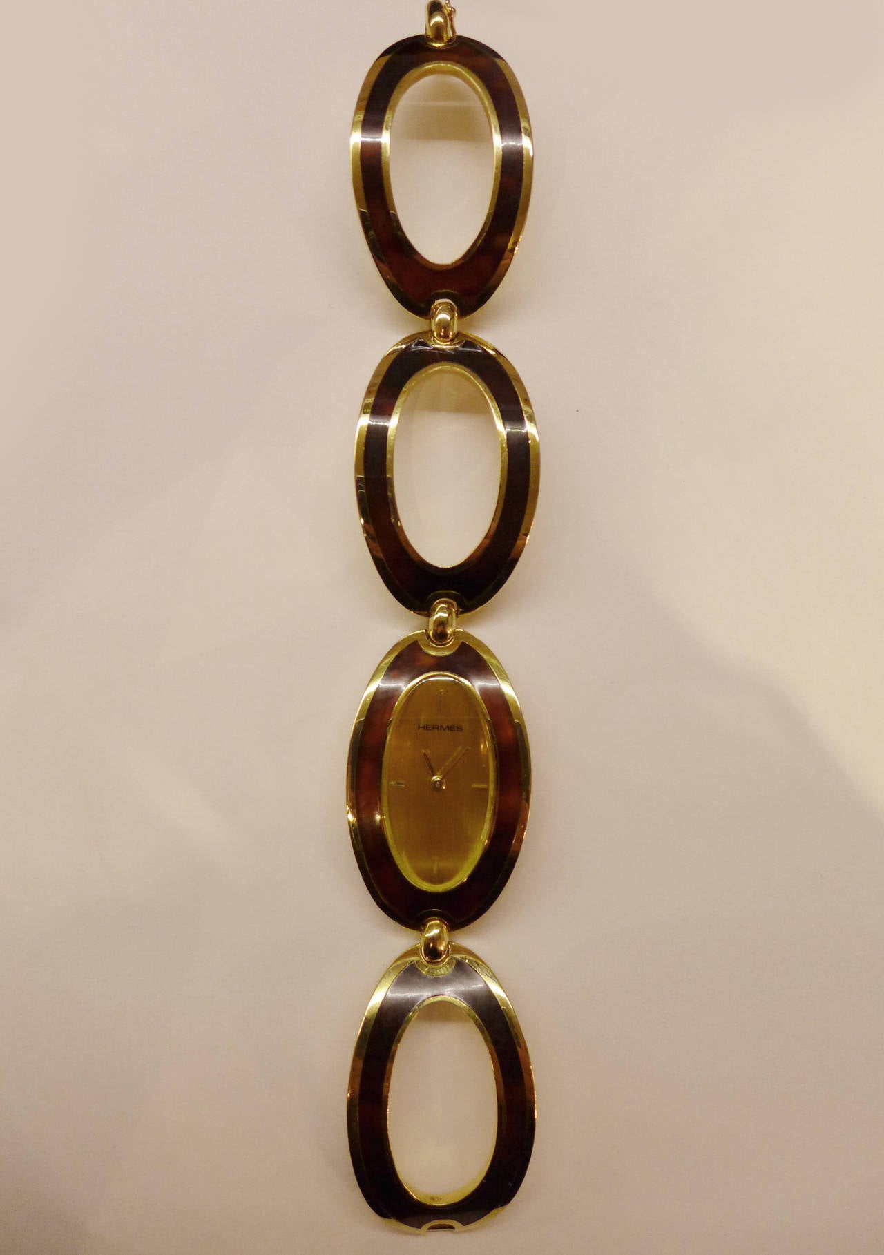 Hermes watch made with four large oval yellow gold links decorated with tortoise shell. 
Length : 170 mm. Gilt dial. 
Manual-wind movement.
Circa 1970s
