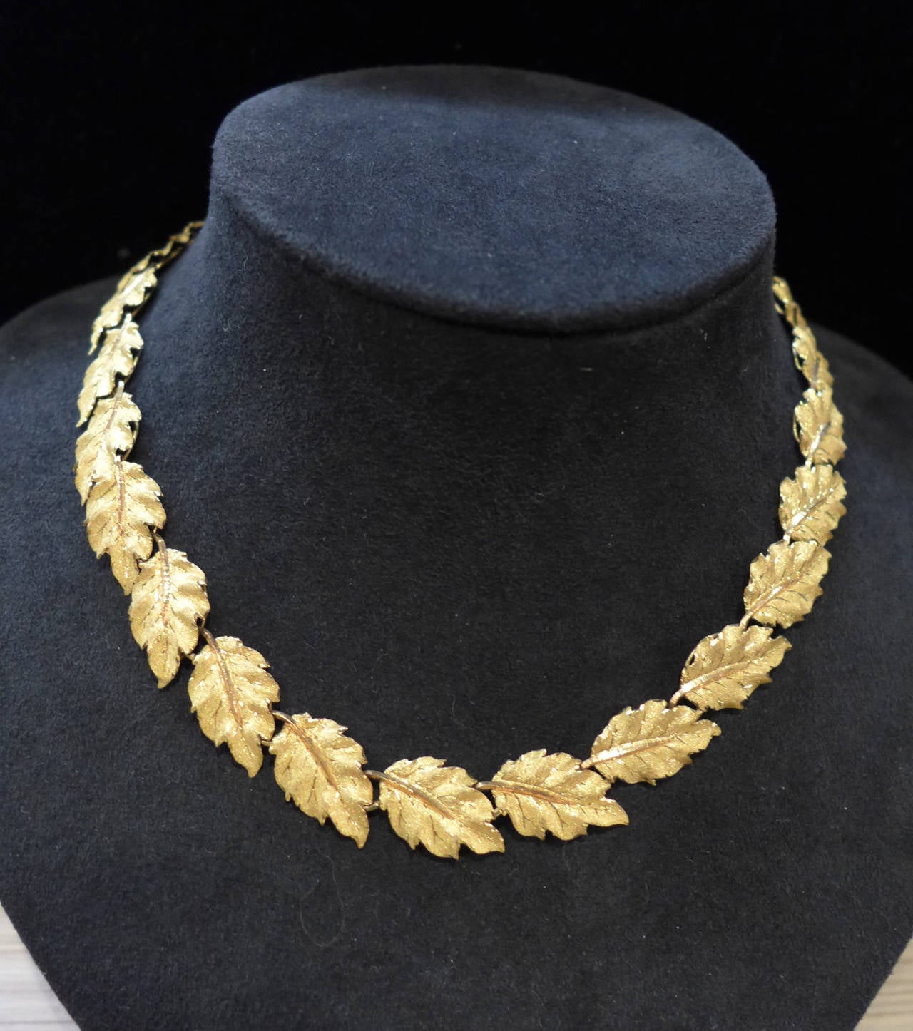 Buccellati Delicate Yellow Gold Garland of Leaves Necklace In Excellent Condition In Paris, IDF