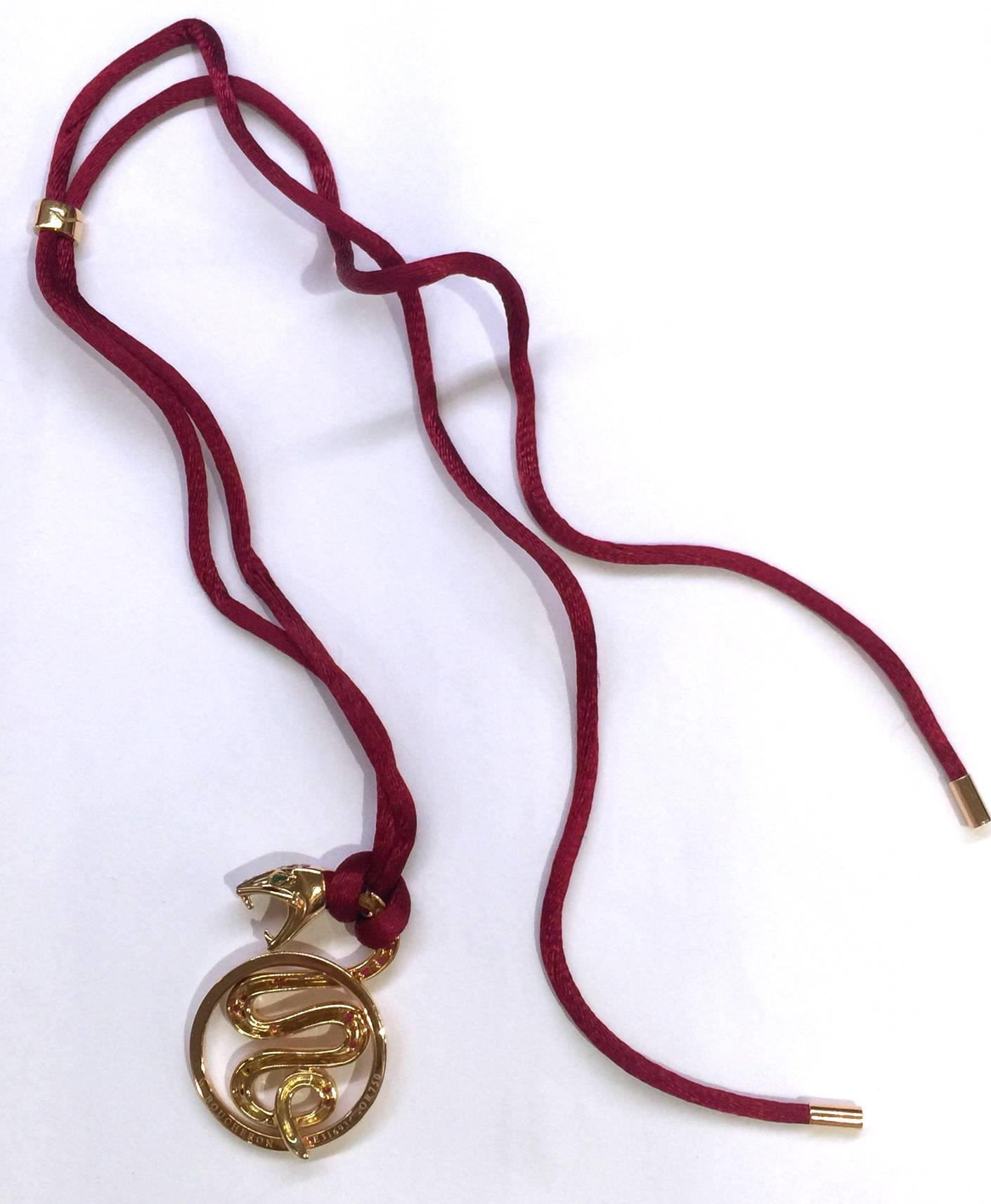 Boucheron ruby emerald gold snake pendant In Excellent Condition In Paris, IDF