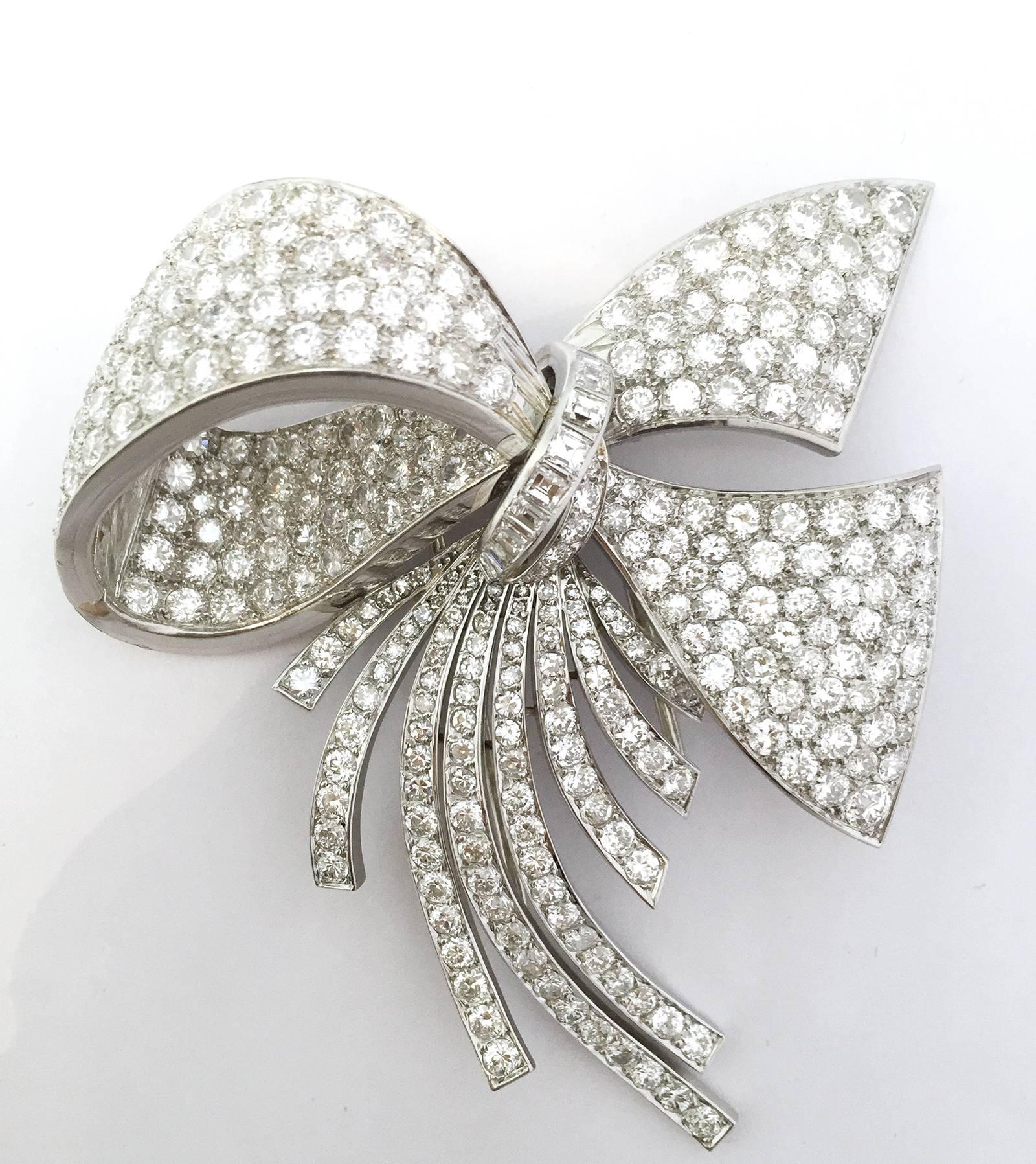 Magnificent Diamond Platinum Knot Brooch In Excellent Condition In Paris, IDF
