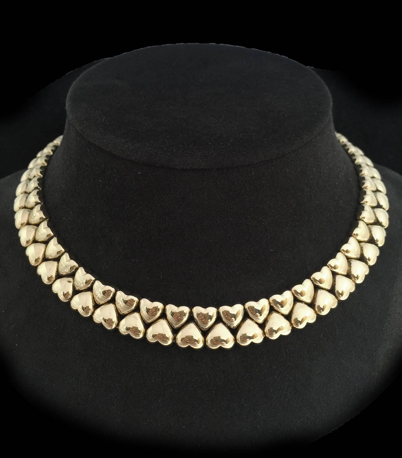 A Cartier choker necklace composed with two rows of yellow gold hearts. 
Inside diameter : 110 mm. 
Weight : 83,3 grams. 
Circa 1990