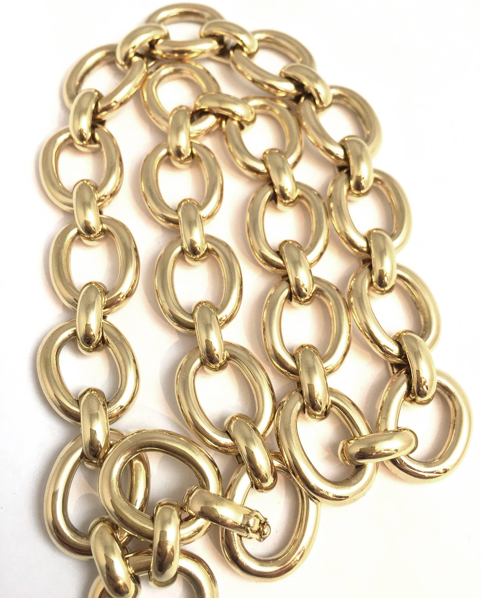 A yellow gold Cartier necklace made with oval links. 
Length : 440 mm. 
Width : 15 mm 
Weight : 131,5 grammes.
Circa 1990