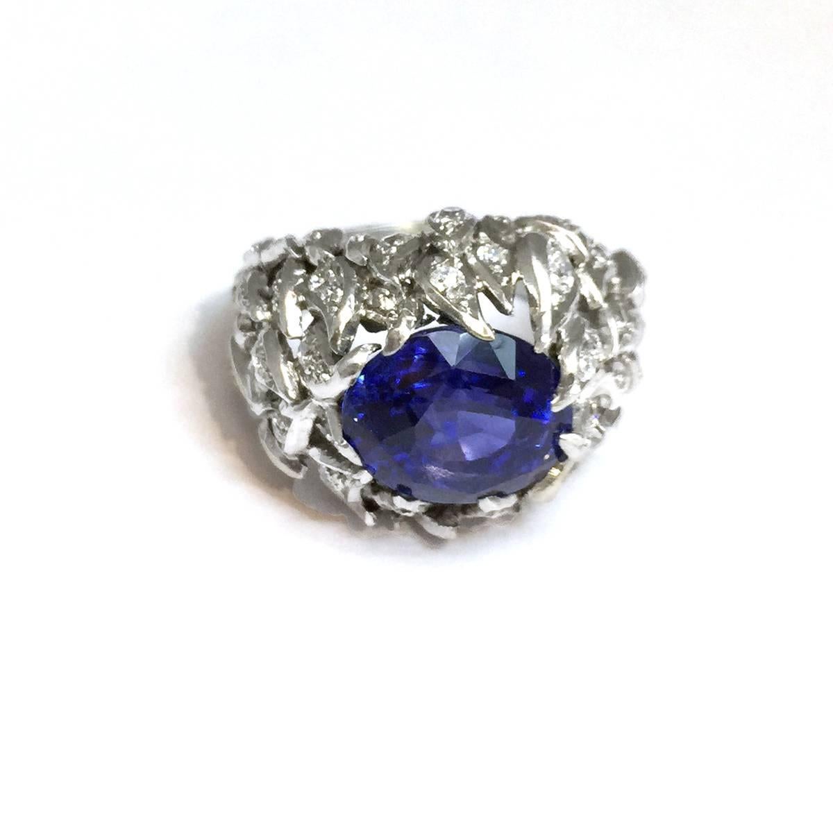 Dome platinum ring set with a 9 carat natural burmese sapphire surrounded with brilliants in a pattern of flames.
Weight : 32,10 grams.
Two certificates stating the estimated weight of the stone is 9 carats and natural saphir from Myanmar