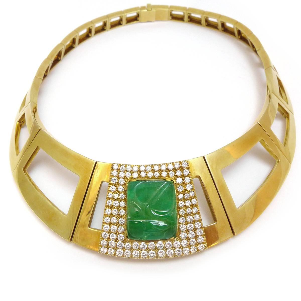 A 750°/00 yellow gold Repossi necklace with square links enhanced in the middle of the necklace with an engraved vegetal decoration emerald surrounding by diamonds.
Total diamond’s weight : about 4 carats.
Link’s width : 30 mm.
Inside dimensions