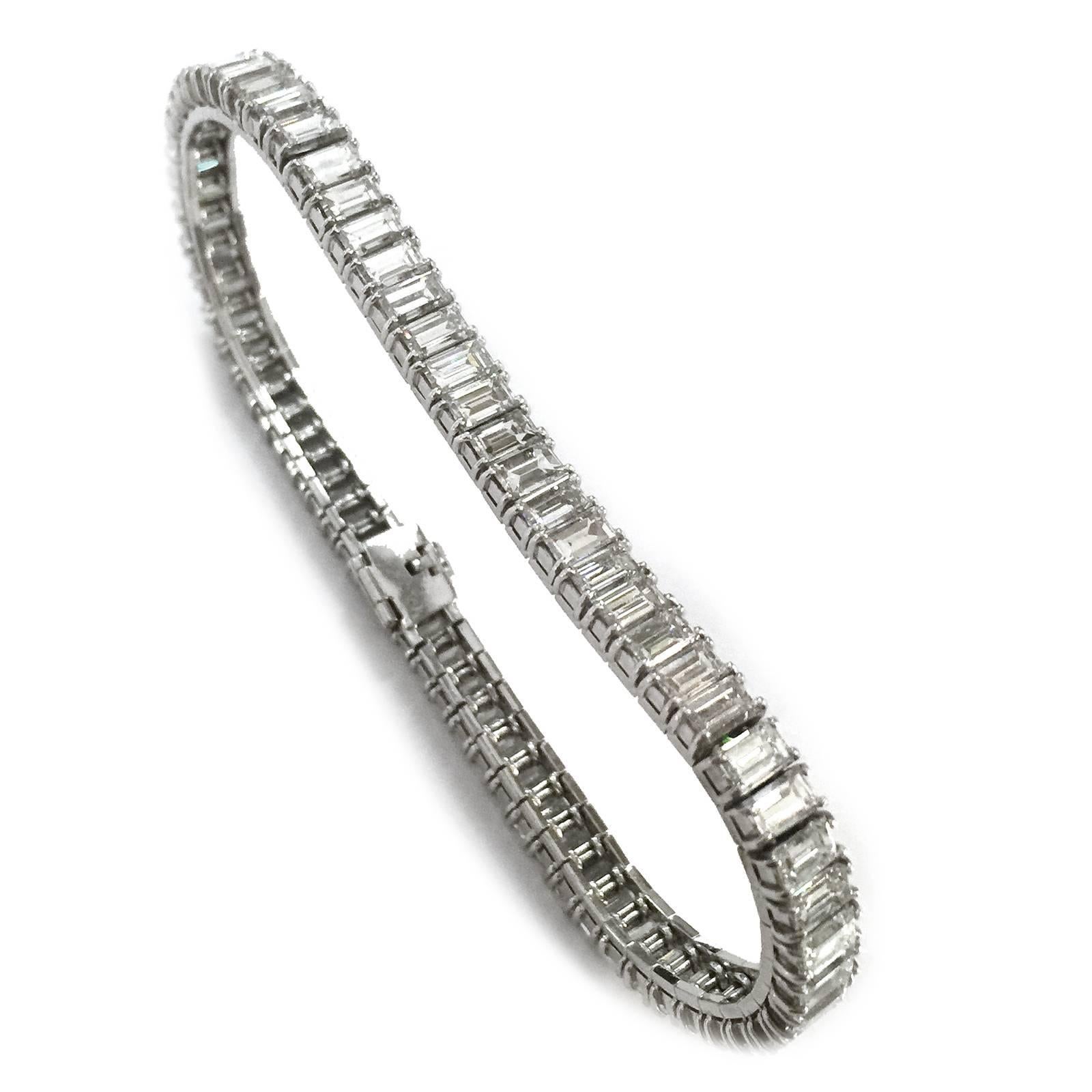 A 950/ooo platinum bracelet shaped as an articulated line entirely set with baguette-cut diamonds. 
Diamonds weight: approximately 14 carats. 
Length: 175 mm. 
Width: 5 mm. 
Platinum French hallmark.
Weight: 26,8 grams.