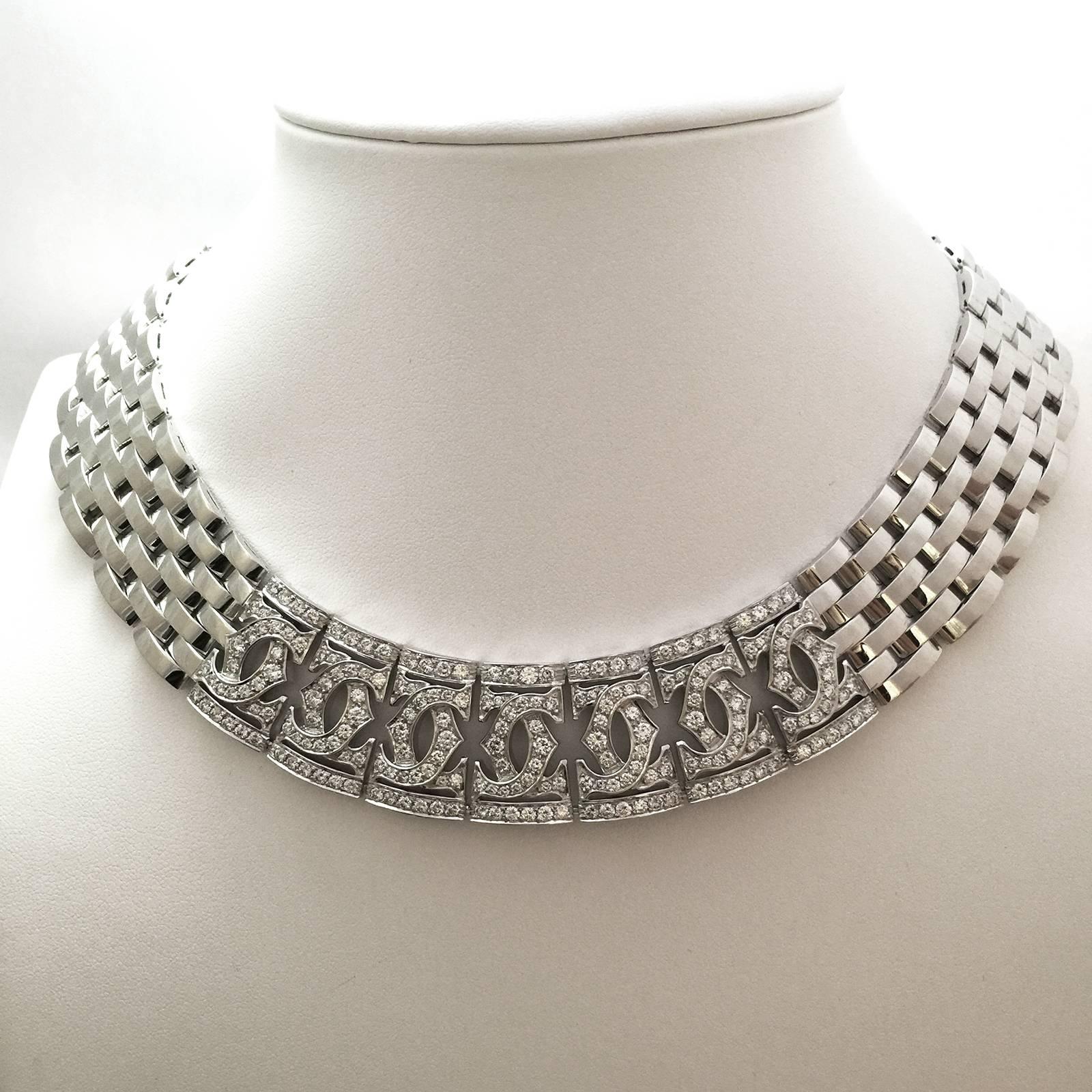 White gold large necklace signed by Cartier, seven rows of Panther link collection.
The central part is made of seven links designed as the symbolic Cartier 2 C's set with brilliants. Circa 2000
Net weight : 225,40 grams
Diamond weight : about 7