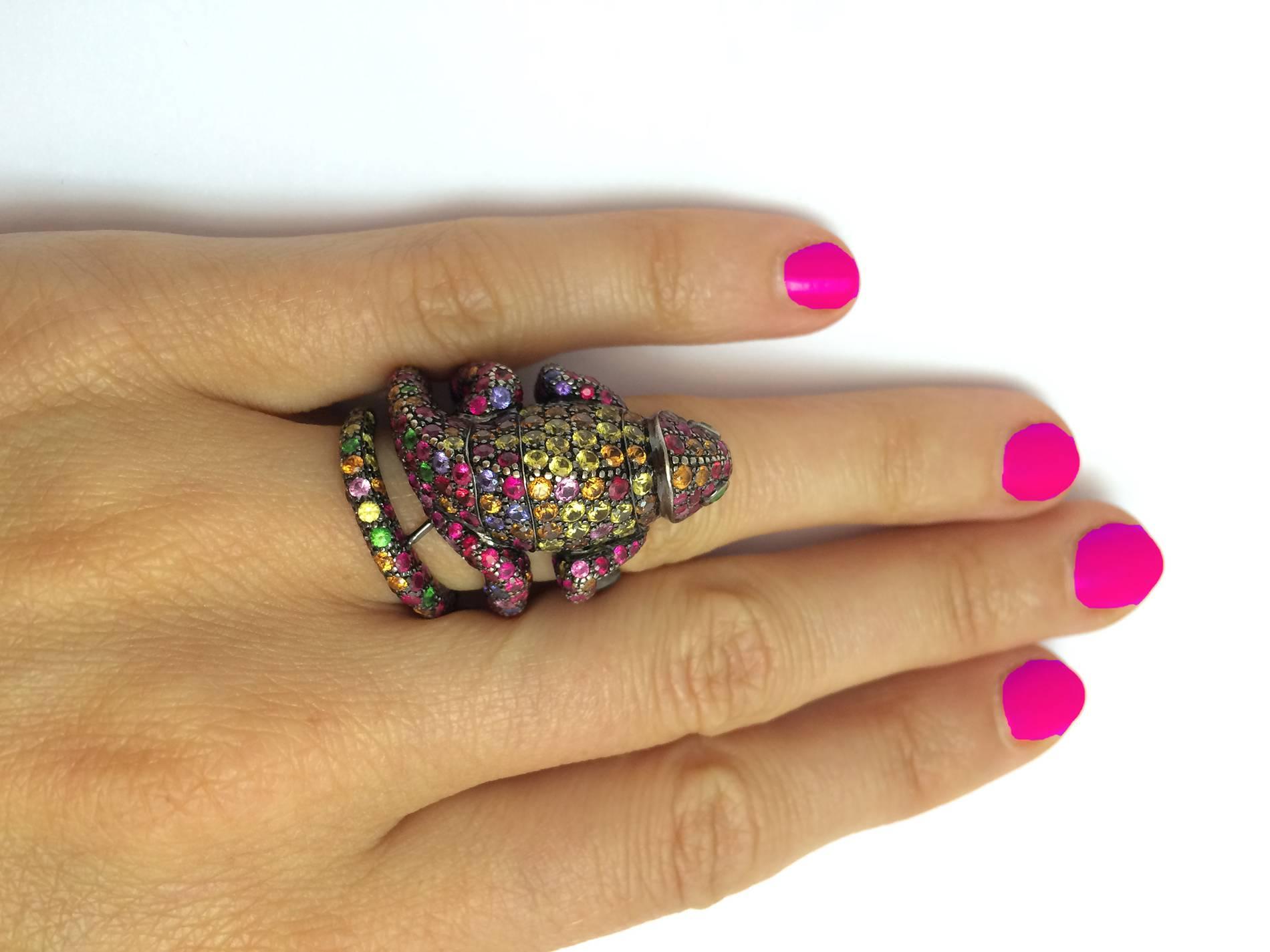 Boucheron Sapphire Tsavorite Ruby Blackened Gold Chameleon Ring In Excellent Condition In Paris, IDF