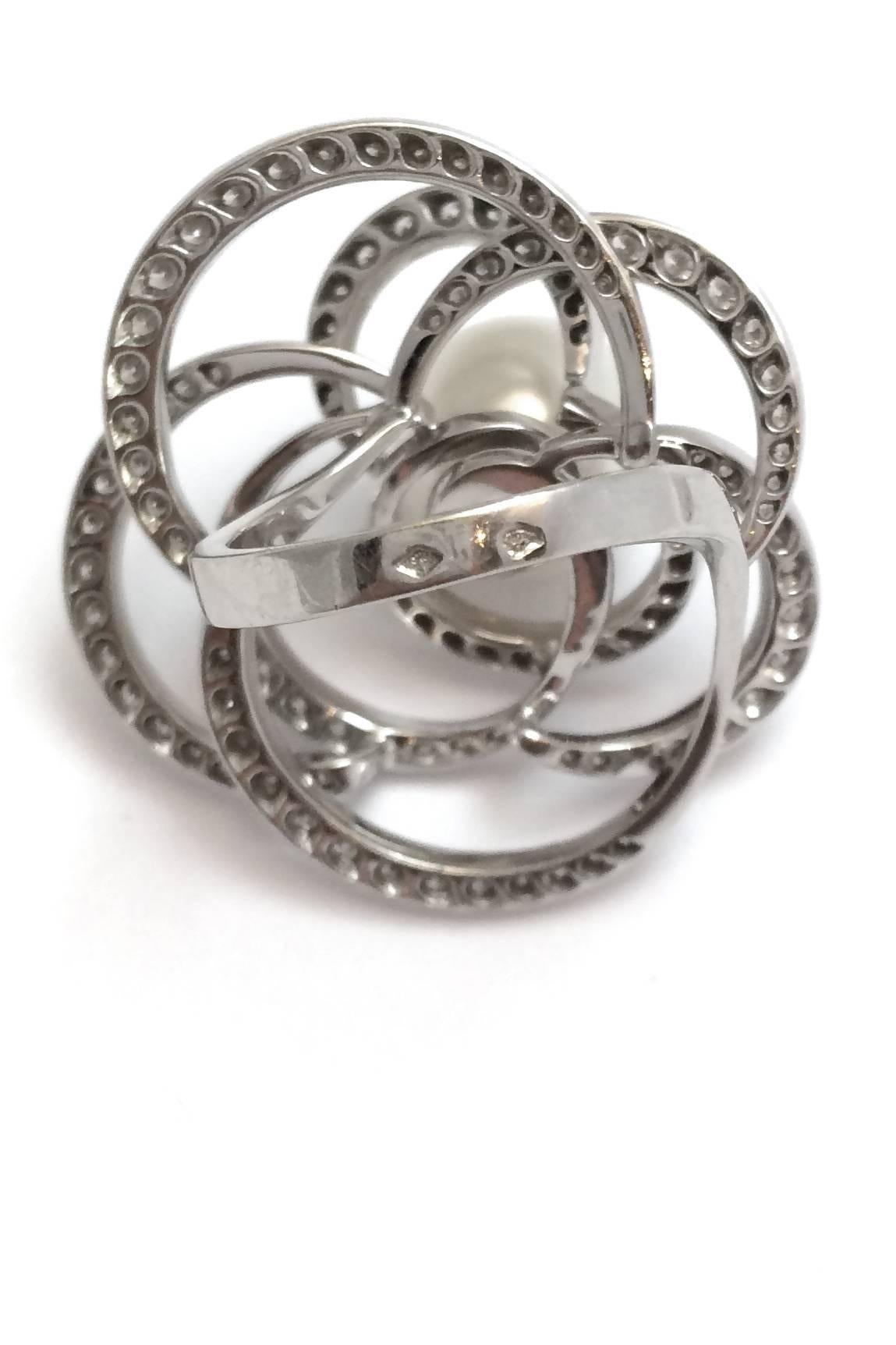 A 750/000 white gold Chanel ring 