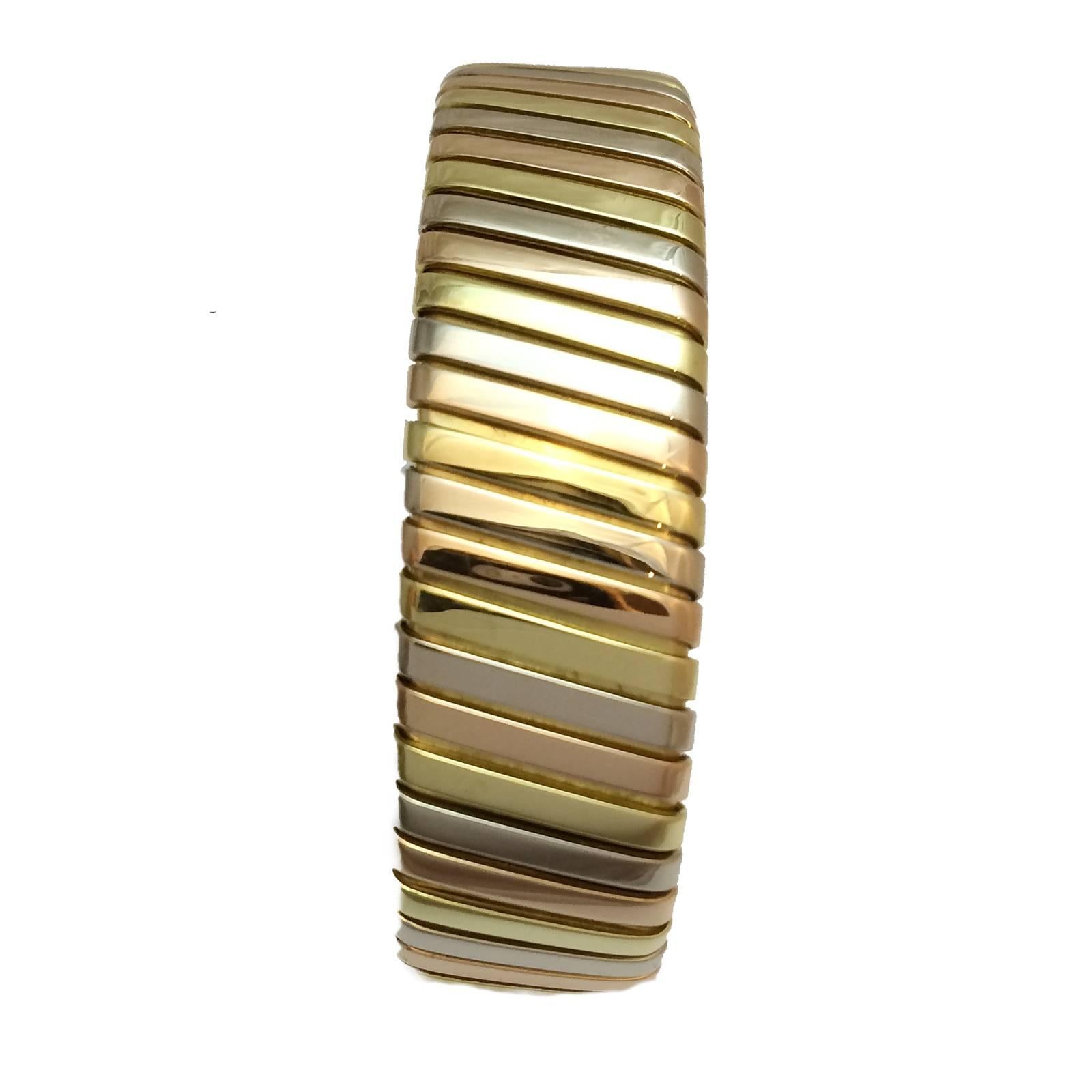 Ein 750/000 Gelb-:: Weiß- und Rotgold-Tubogas-Armband von Bulgari. 
Länge: 180 mm 
Breite: 15 mm 
Nettogewicht: 74::6 Gramm