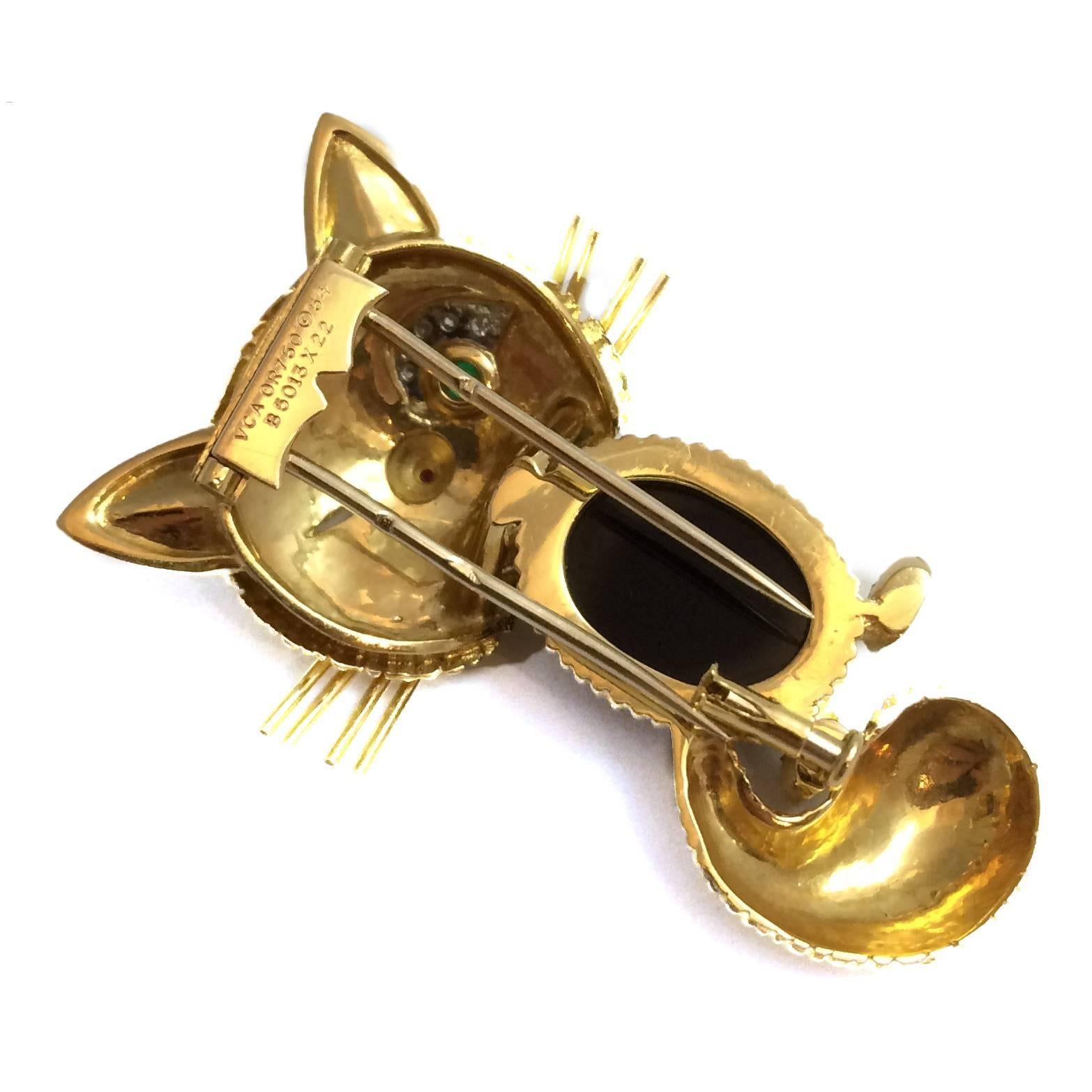 Yellow gold 750/000 Van Cleef and Arpels Cat brooch, the body is made with an onyx, the eye is set with an emerald and diamonds. 
Net weight: 18,1 grams. 
Height : 45 mm. 
Circa 1970.