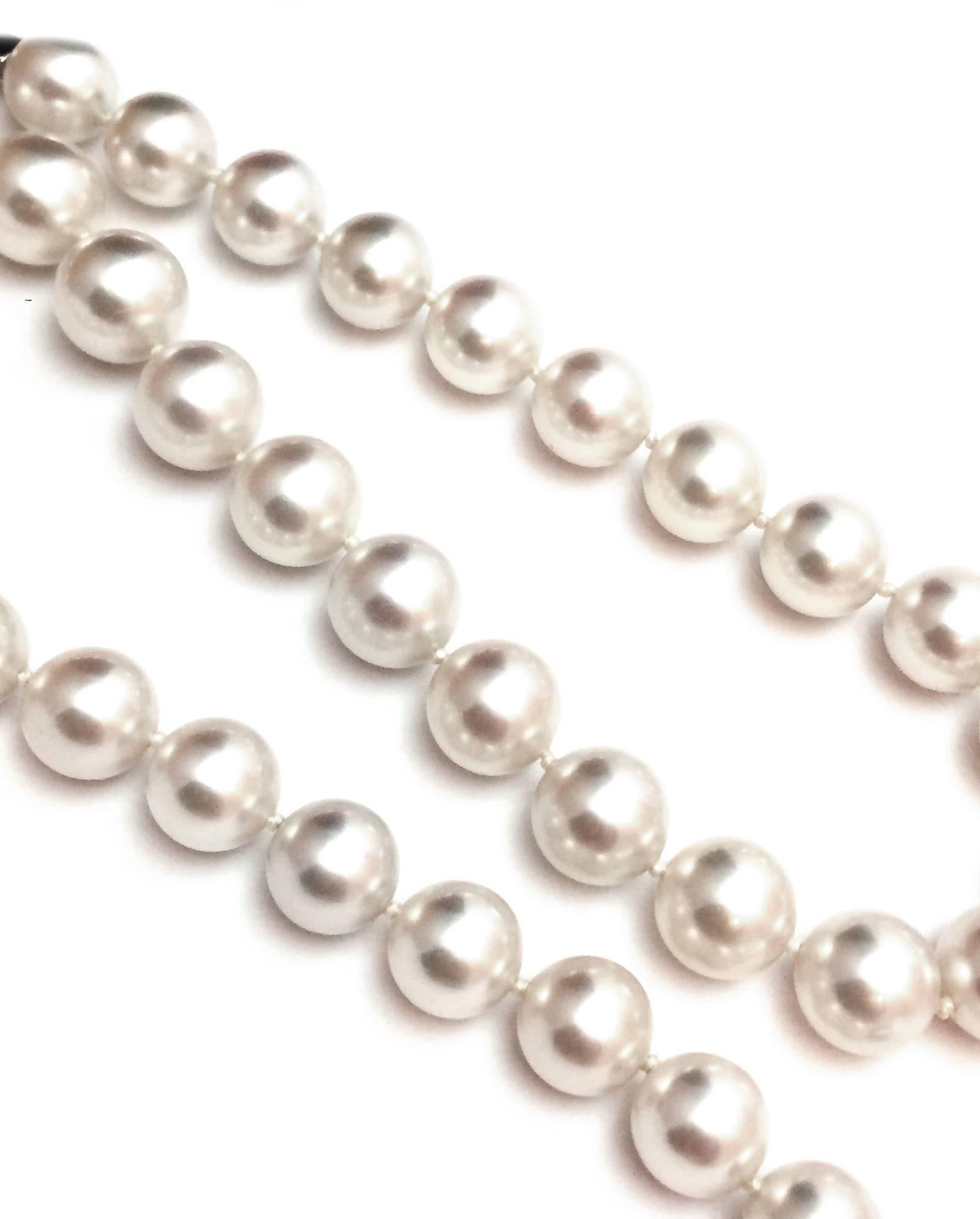 Exclusive South Sea pearls necklace made of 37 perfectly round shaped pearls.
Top luster, perfect skin sold by Cartier on an Agrafe white gold and diamond clasp.
Pearl diameter : 11,5-10 mm
Length : 460 mm = 18.11 inches
Was sold : 74,000 €