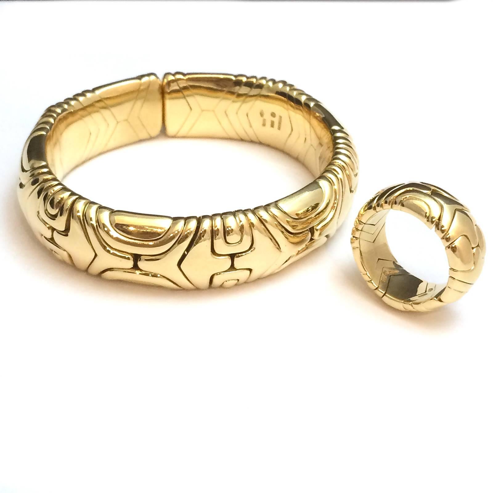 A yellow gold 750/000 Bulgari set, semi-rigid bracelet and ring, "Alveare" c ollection. 
Circa 1989. 
Wrist size: 150 mm, adaptable. 
Finger size: 53, adaptable. 
Bracelet Width: 15 mm. 
Ring Width: 10 mm.
Bracelet Net weight: 111,6 grams.
