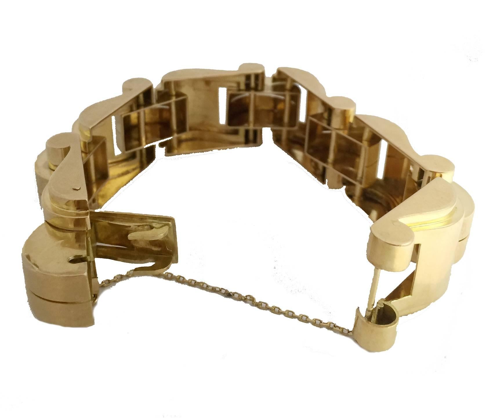 A 750/000 pink gold Tank bracelet.
Security chain.
Length: 170 mm.   Width: 22 mm.
Net weight: 99,8 grams
Circa 1940/1950