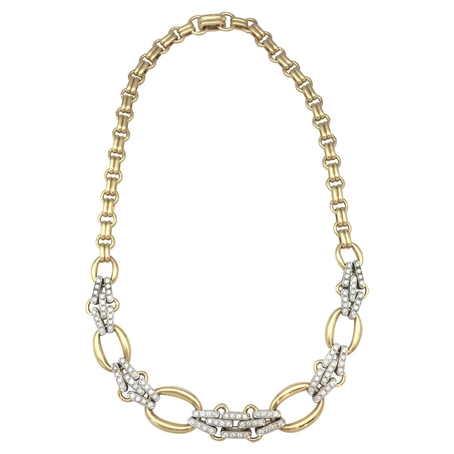 A 750/000 yellow and white gold Pomellato necklace made with six oval 750/000 yellow gold links, five diamonds links in the center of the necklace and a 750/000 yellow gold chain.
Diamond approximate weight : about 3,50 carats.
Circa 1995
