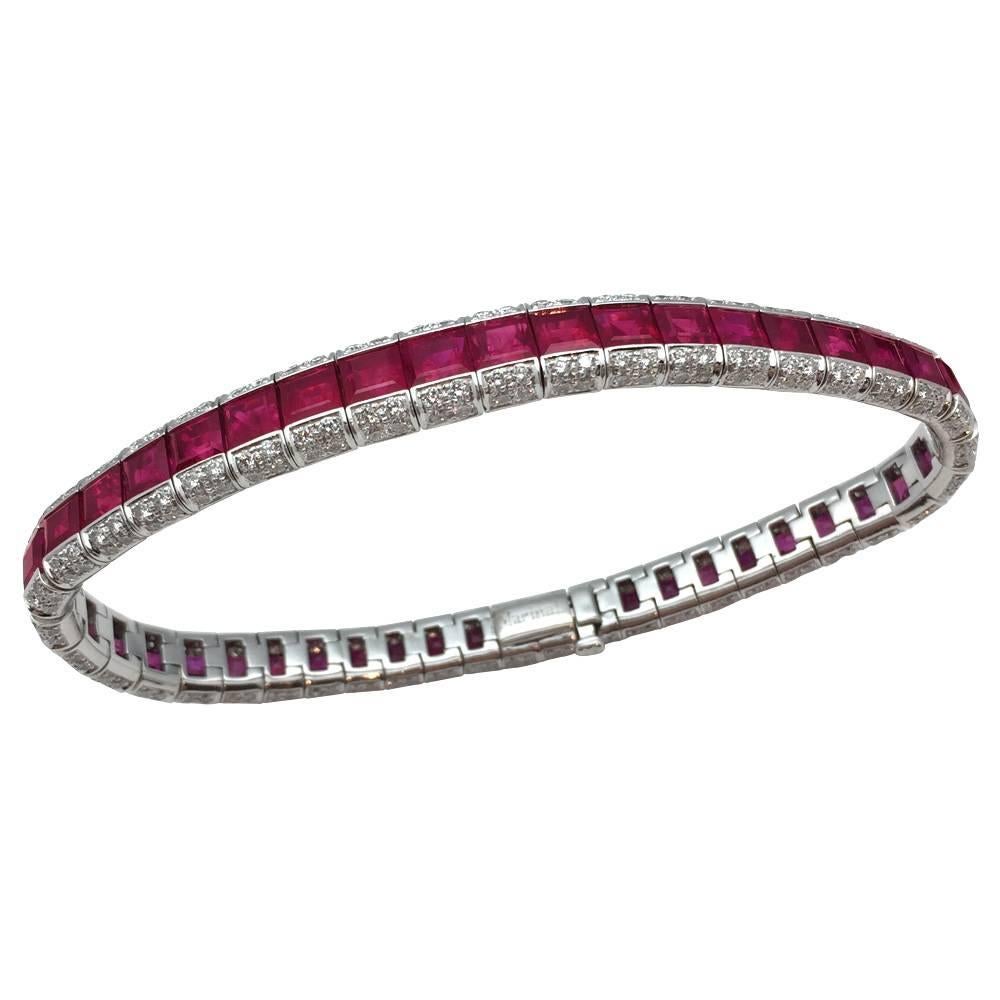 A 950/000 platinum and 750/000 white gold Marina B bracelet set with calibrated rubies and enhanced with two rows of brilliant-cut diamonds.
Estimated rubies weight: 20 carats.
Length: 180 mm
Width 7 mm
Weight : 45 grammes
Diamond weight about 4