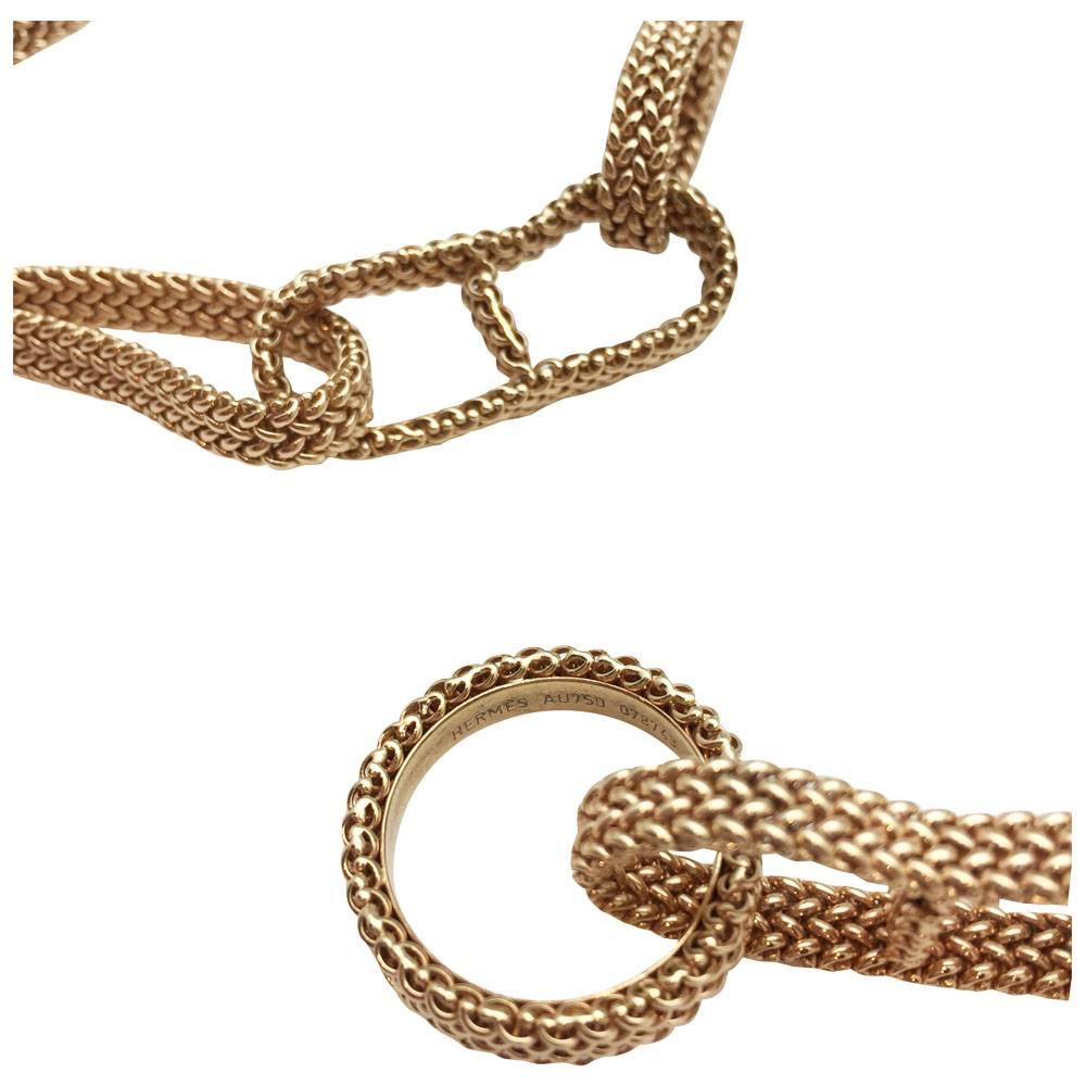 A 750/000 yellow gold Hermès long necklace, the chain links are looking like a fabric ribbon flexible, lace-like structure.
Length : 1200 mm
Weight : 252,3 grammes.
Last retail price : 68.000 €

