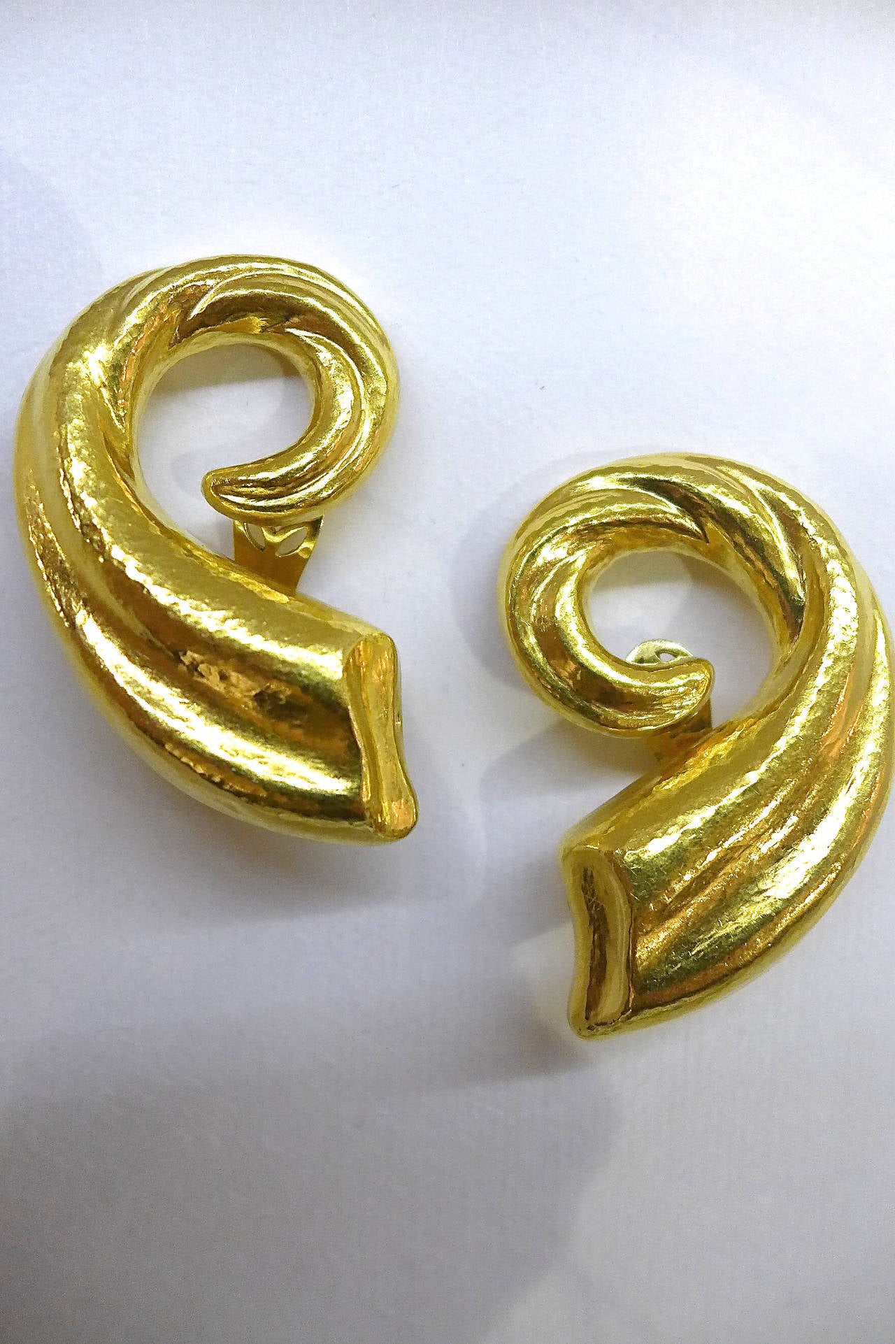 A spectacular pair of yellow hammered gold Lalaounis earrings representing horns of plenty. 
Height : 54 mm 
Width : 35 mm
Weight : 27.7 grams