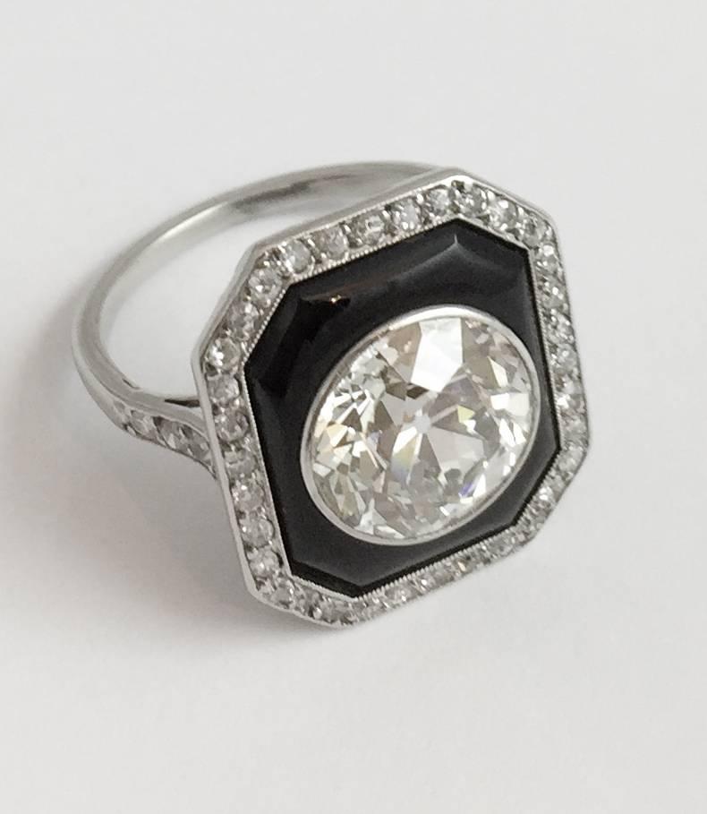 Art Deco 4 Carat Round Diamond Onyx Platinum Ring In Excellent Condition In Paris, IDF