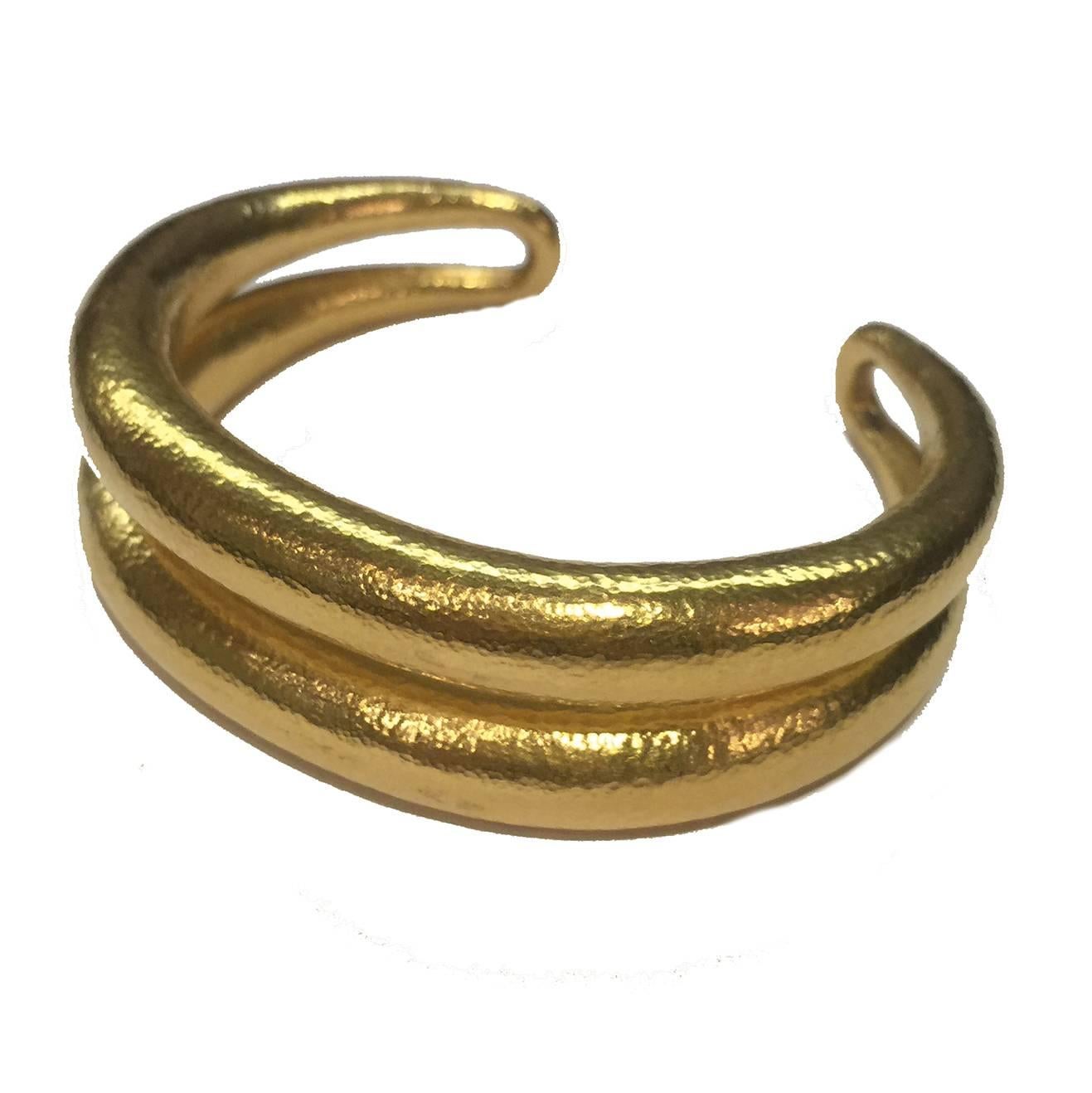 A yellow gold hammered Zolotas bracelet 
Inside diameter : 60 mm
Opening width : 30 mm
Bracelet witdth in the middle part : 21 mm
Net weight : 52 grams