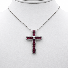 Ciondolo a croce in oro bianco 18k con diamanti e rubini e collana da 14".
