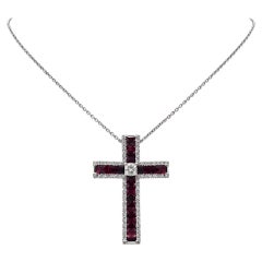 Ciondolo a croce in oro bianco 18k con diamanti e rubini e collana da 14".