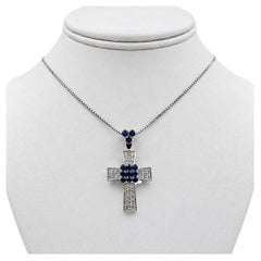 Ciondolo a croce in oro bianco 18k con diamanti e zaffiri e collana da 14".